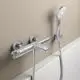 Thermostatarmatur mit zwei Bedienhebeln und Handbrause, montiert an einer Wand. Oberfläche in Chrom, hergestellt von Ideal Standard.
